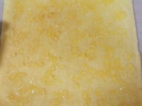 抹上一层苹果果酱，果酱里面果粒多多，看起来就好吃。