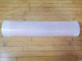 卷起来放入冰箱定型两小时。