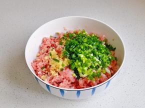 葱花，姜末加入肉糜中。