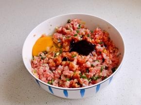 磕入鸡蛋顺时针搅拌均匀。