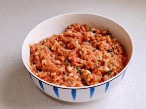 半碗清水顺时针搅拌均匀，静止10分钟。