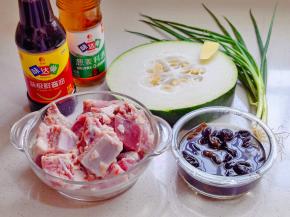 准备食材，排骨泡冷水，将血水泡出。