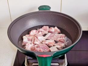 冷水下锅烧开，撇出浮沫，煮3分钟捞出冲洗。