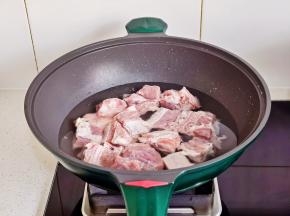 冷水下锅烧开，撇出浮沫，煮3分钟捞出冲洗。