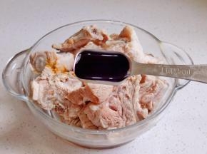 酱油，抓拌均匀。