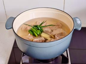 倒入锅中，加入葱姜。