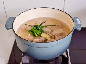 倒入锅中，加入葱姜。