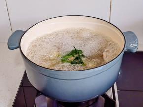 大果煮沸，撇出泡沫。