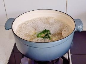 大果煮沸，撇出泡沫。