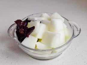 准备好黑木耳和冬瓜。