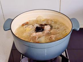 冬瓜煮熟即可关火。