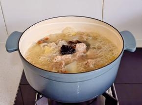 冬瓜煮熟即可关火。