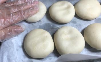倒扣在烤盘上，全部包好后再按压成饼（同时220度预热烤箱10分钟）