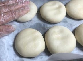 倒扣在烤盘上，全部包好后再按压成饼（同时220度预热烤箱10分钟）
