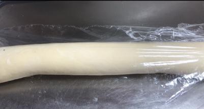 再从一头卷起成卷，盖上保鲜膜醒10分钟