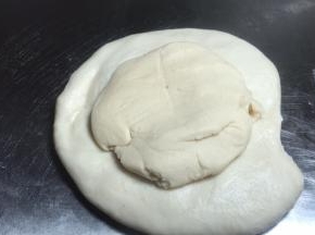 按压成饼，将酥皮面团放在上面，包成包子状