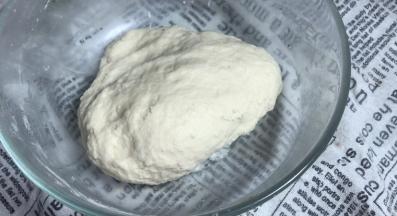 再加入清水，揉成面团，密封醒面30分钟左右