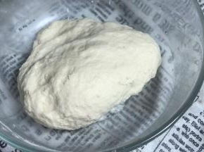 再加入清水，揉成面团，密封醒面30分钟左右
