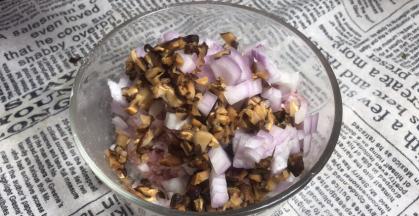 将香菇和洋葱切碎，放入肉末中