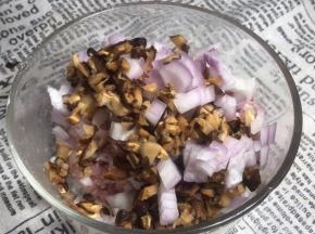 将香菇和洋葱切碎，放入肉末中