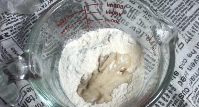 再将酥皮食材混合均匀