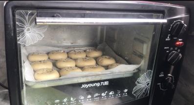 放入预热好的烤箱中层，200度烤30分钟