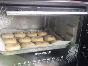放入预热好的烤箱中层，200度烤30分钟