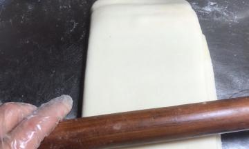 再用擀面杖按压擀成长方形面皮