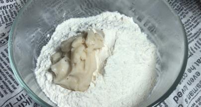 先将水油皮的面粉和猪油混合均匀