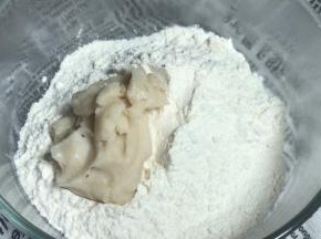 先将水油皮的面粉和猪油混合均匀