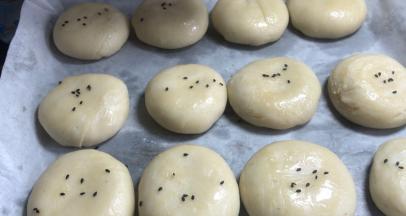 在上面刷一层蜂蜜，撒点黑芝麻