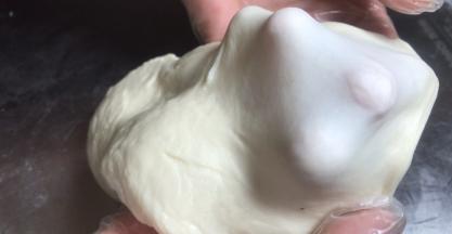 将水油皮面团取出，撑开能成膜不易破即可
