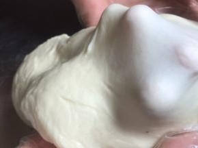 将水油皮面团取出，撑开能成膜不易破即可