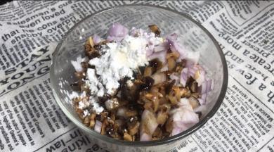 加入所有调味料拌匀，备用