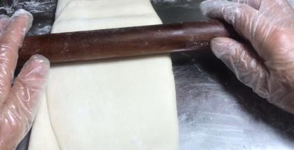 再用擀面杖按压擀成长方形面皮