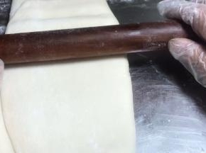 再用擀面杖按压擀成长方形面皮