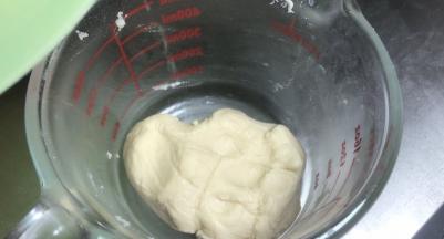 揉成面团，密封备用