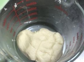 揉成面团，密封备用