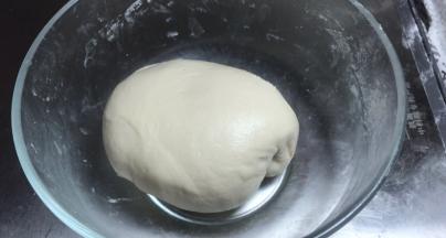 再将水油皮面团揉匀成光滑面团，密封备用