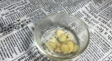 备点姜蒜用开水冲泡，密封备用