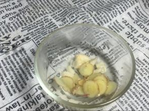 备点姜蒜用开水冲泡，密封备用
