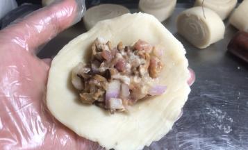 放入拌好的肉馅，包成包子状