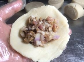 放入拌好的肉馅，包成包子状