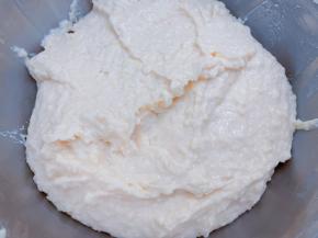 搅拌均匀后分成两份，一份原味装入裱花袋里