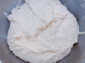 搅拌均匀后分成两份，一份原味装入裱花袋里