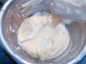 最后的面糊状态跟泡芙的一样，挑起面糊呈倒三角形