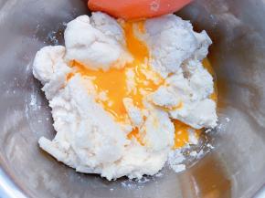 分两到三次把全蛋液加入，每一次都要用蛋抽充分搅拌均匀