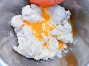 分两到三次把全蛋液加入，每一次都要用蛋抽充分搅拌均匀