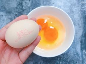 碗里打入2个左右的圣迪乐鸡蛋，打散