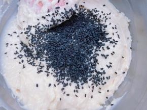 剩余的加入黑芝麻拌匀